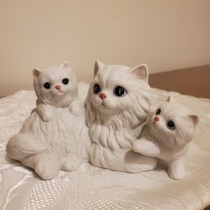 Vintage HOMCO Porcelain Ceramic Cat Figurine White Persian Mother Kittens #1412.